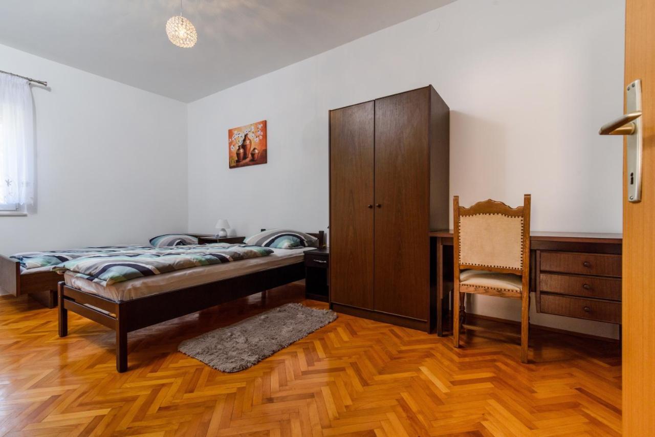 Apartments With A Parking Space Kastel Kambelovac, Kastela - 15480 Exterior photo